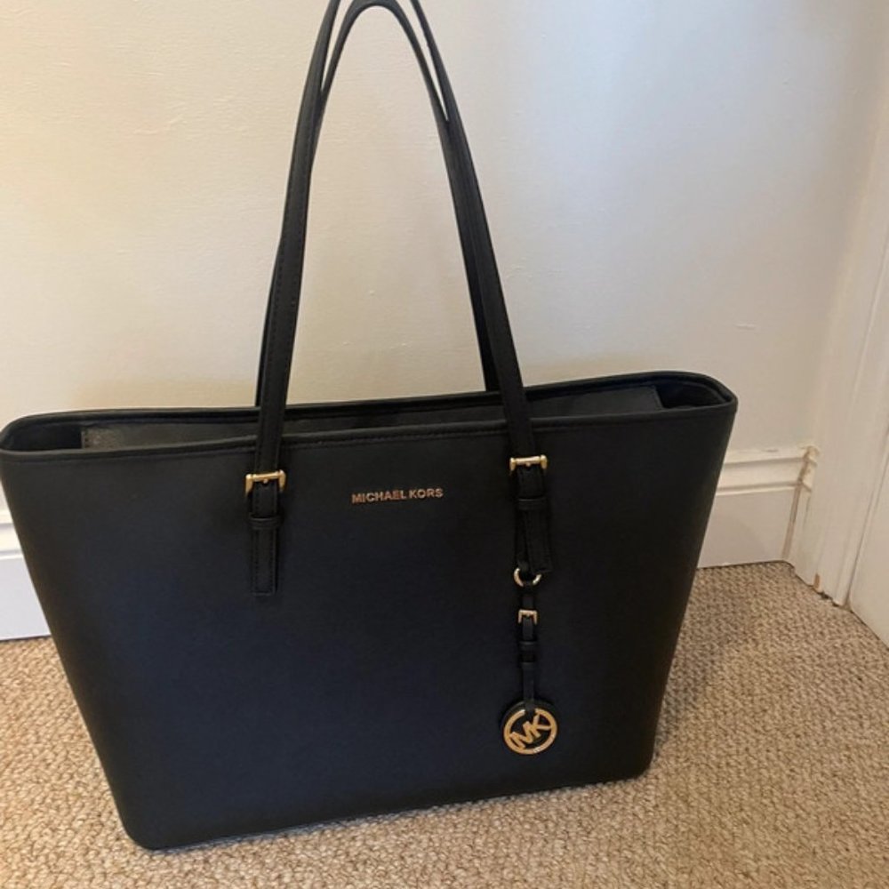 Michael Kors Jet Set Medium Saffiano Leather Zip Bag